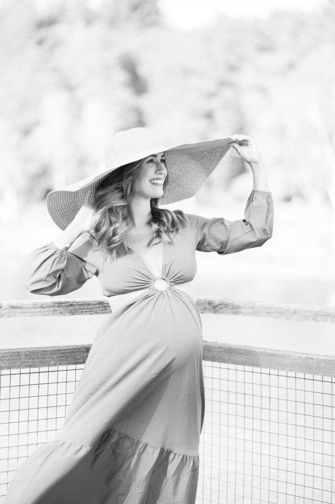 femme enceinte avec un chapeau