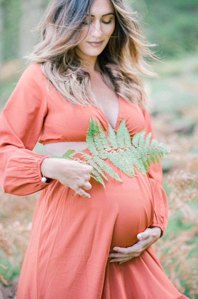 femme enceinte avec une fougère sur son ventre