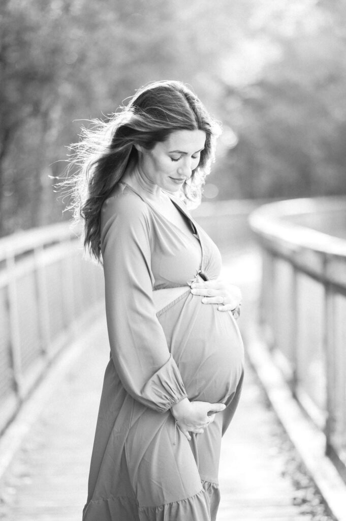 femme enceinte en noir et blanc