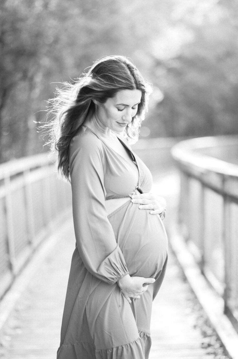 femme enceinte en noir et blanc