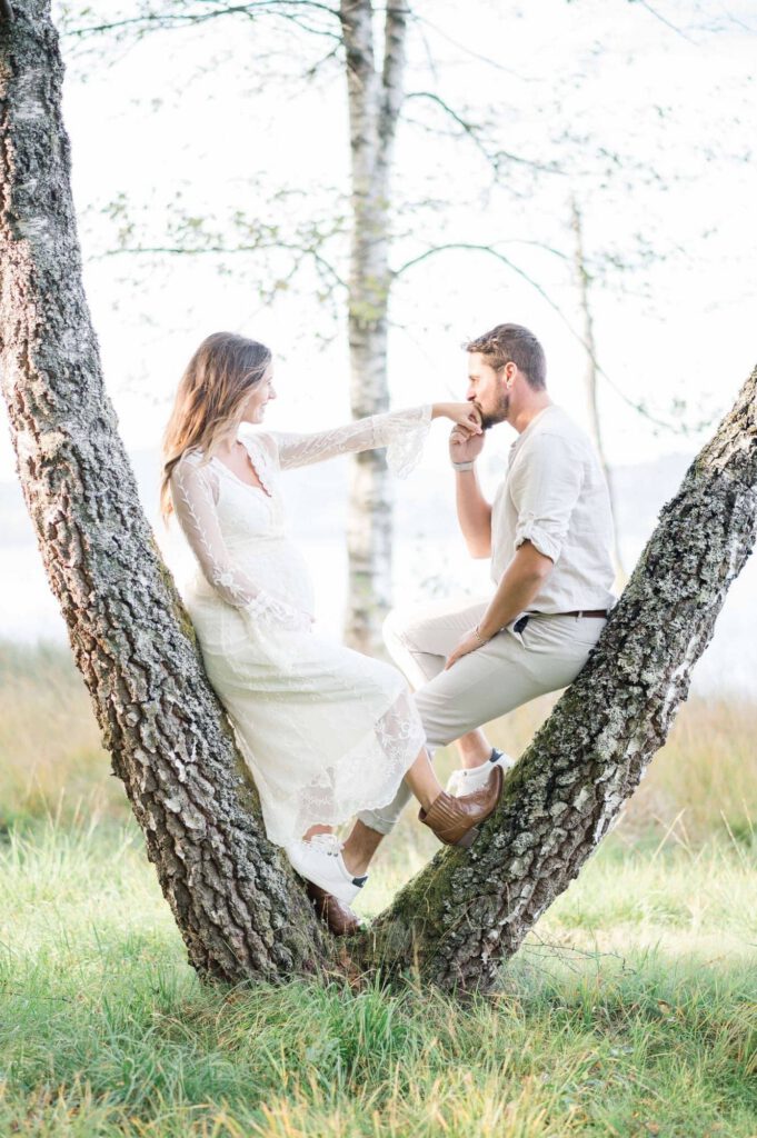 couple assis sur un arbre