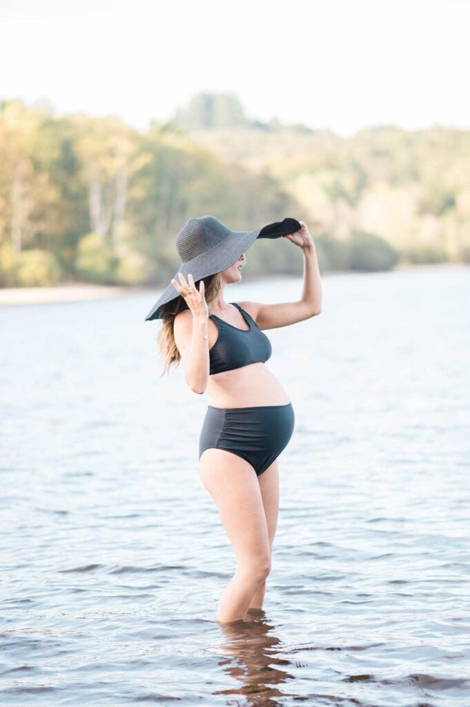 femme enceinte en maillot de bain