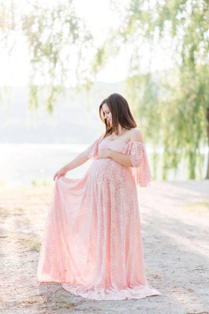 femme enceinte en robe rose romantique