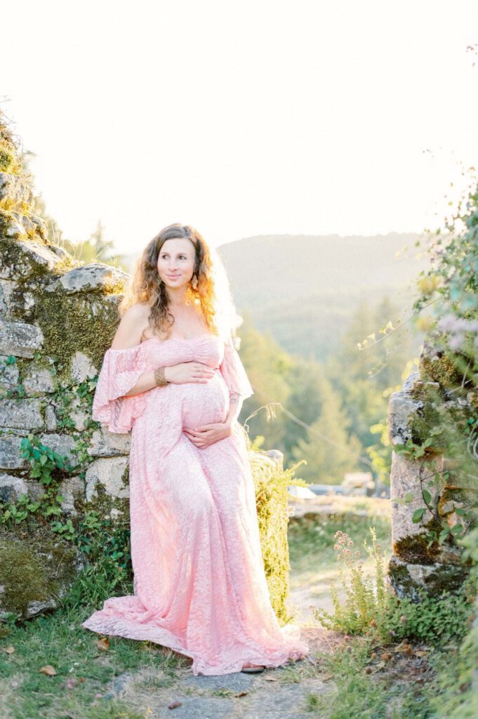 femme enceinte sur un muret en pierres