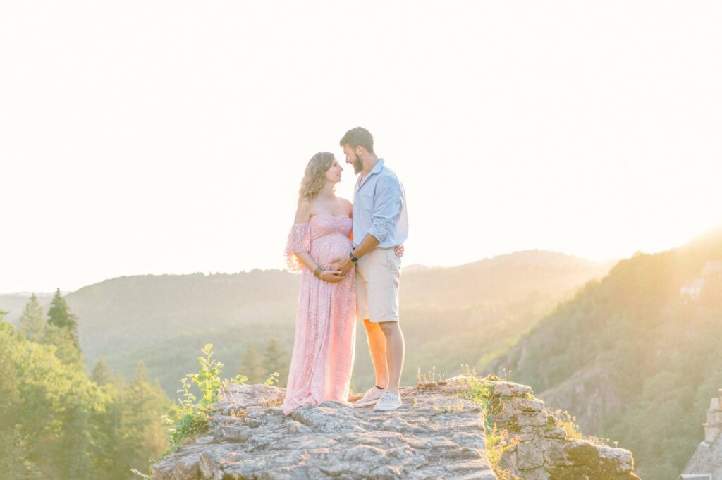 couple sur un rocher au coucher du soleil