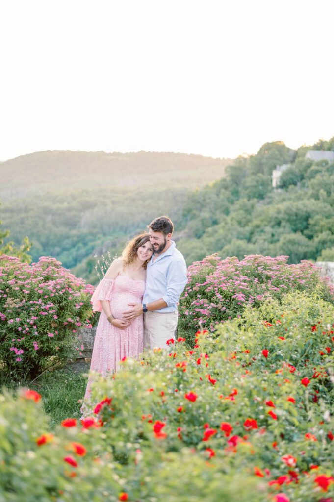 couple dans un environnement fleuri