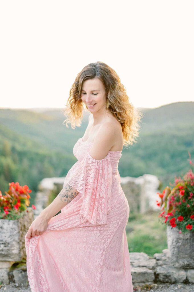 femme enceinte en robe rose