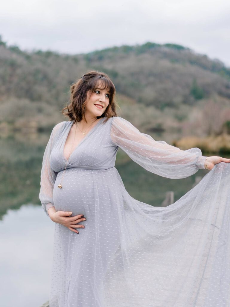 femme enceinte en robe bleue