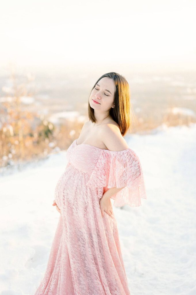 femme enceinte dans la neige