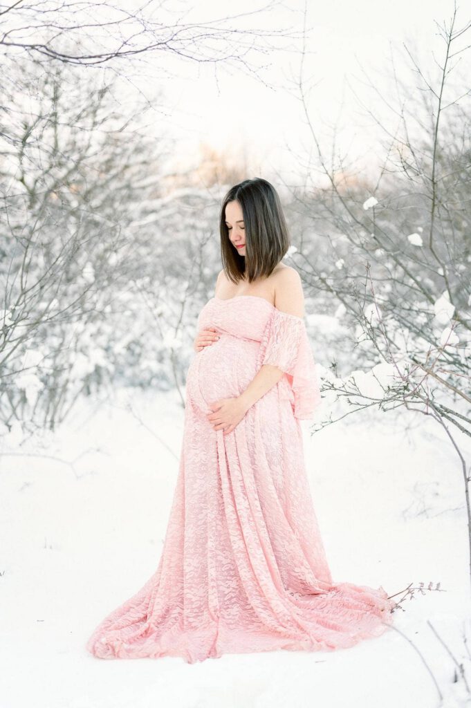femme enceinte dans la neige