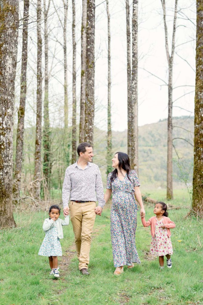 famille dans la forêt