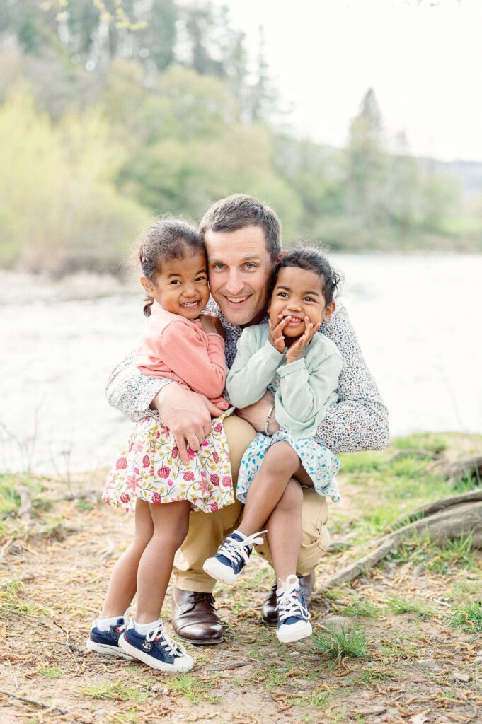 père avec ses deux filles