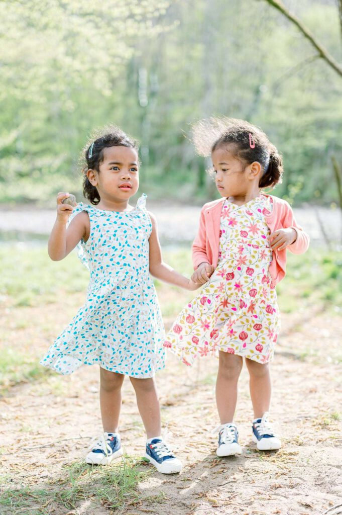 deux petites filles se tenant la main