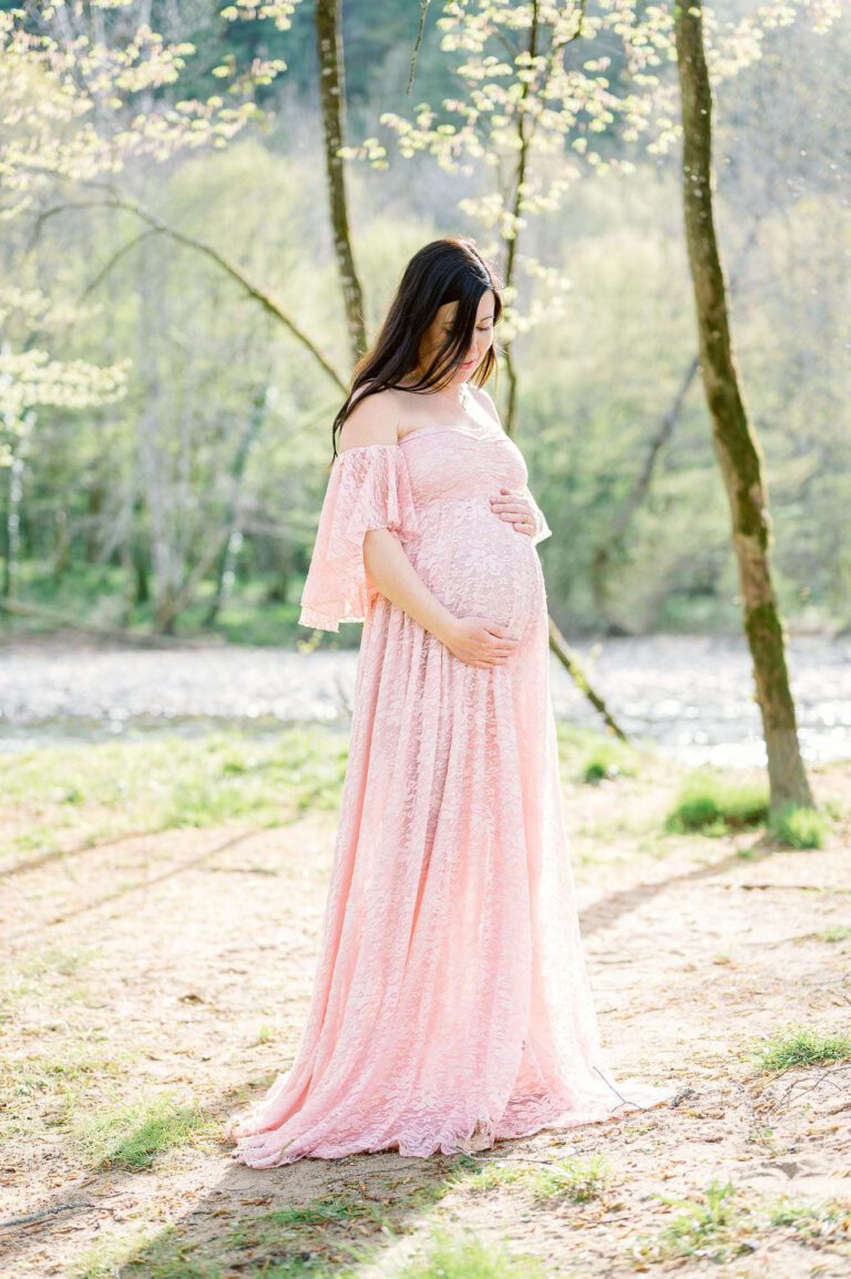 femme enceinte en robe rose