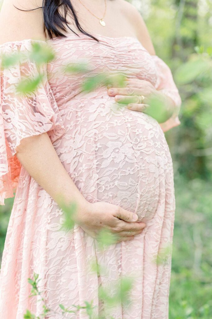 ventre de femme enceinte avec des feuilles autour