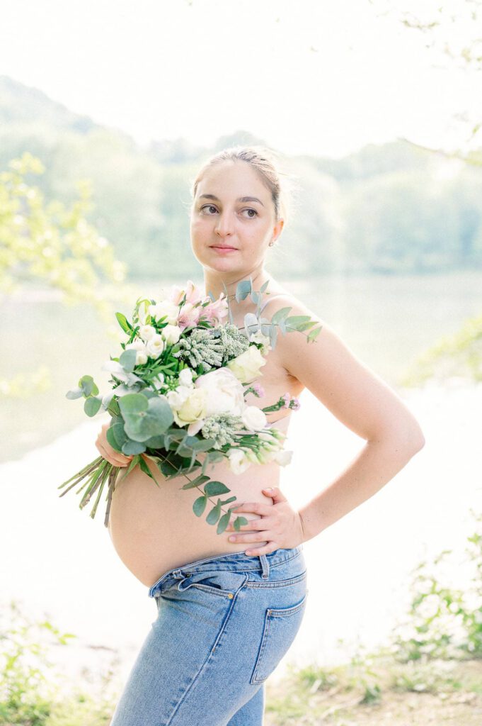 femme enceinte avec un bouquet de fleurs
