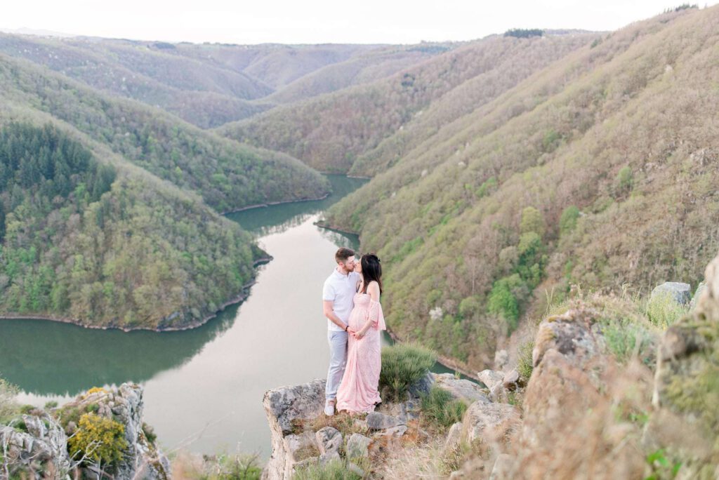 couple avec une vue plongeante sur une rivière