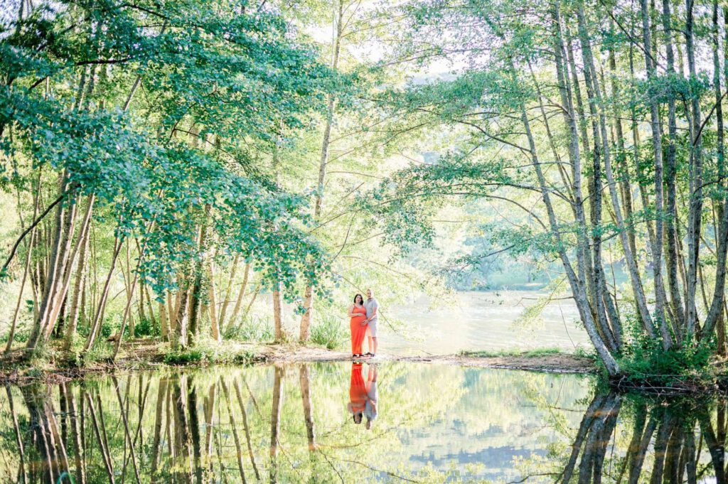 couple au bord d'un lac