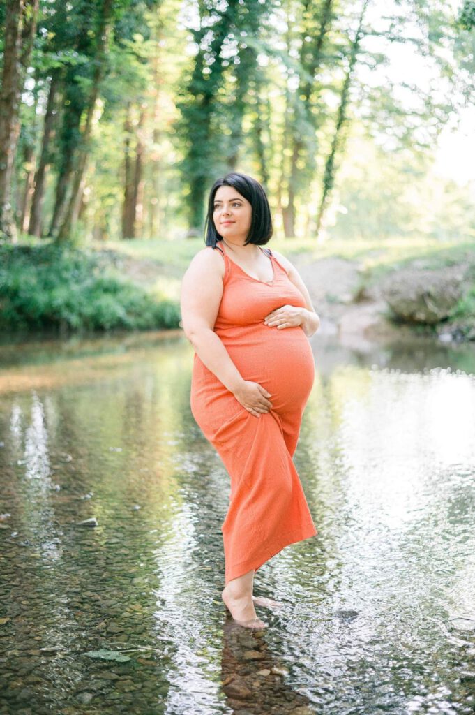 femme enceinte dans une rivière