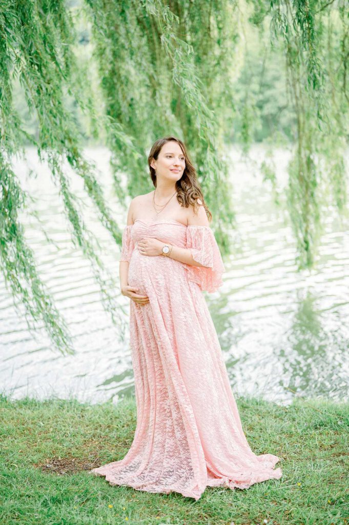 femme enceinte entourée de saules pleureurs
