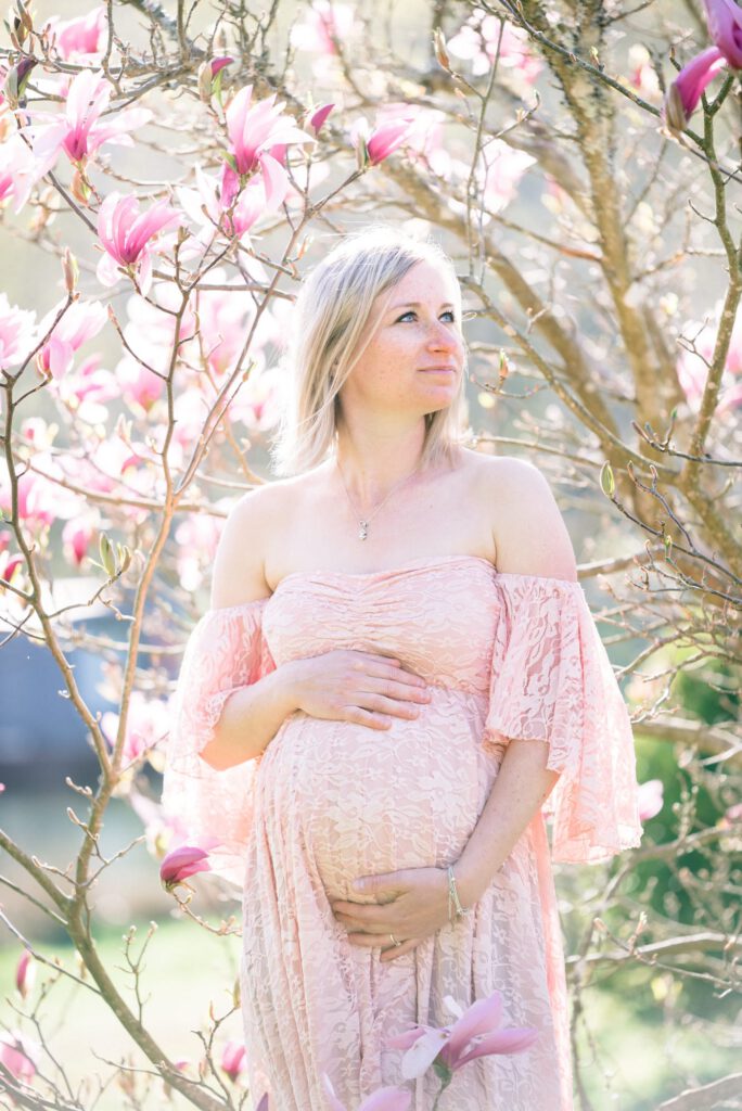 femme enceinte devant un magnolia