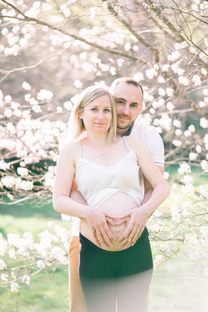 couple de futurs parents au printemps