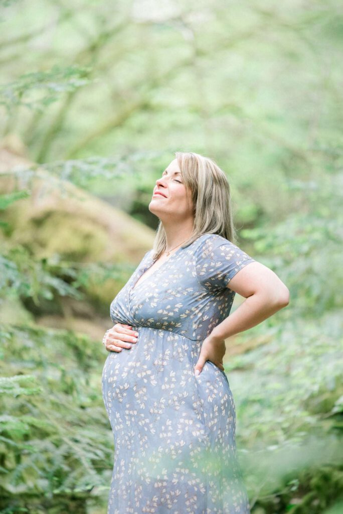 femme enceinte en robe bleue dans la forêt