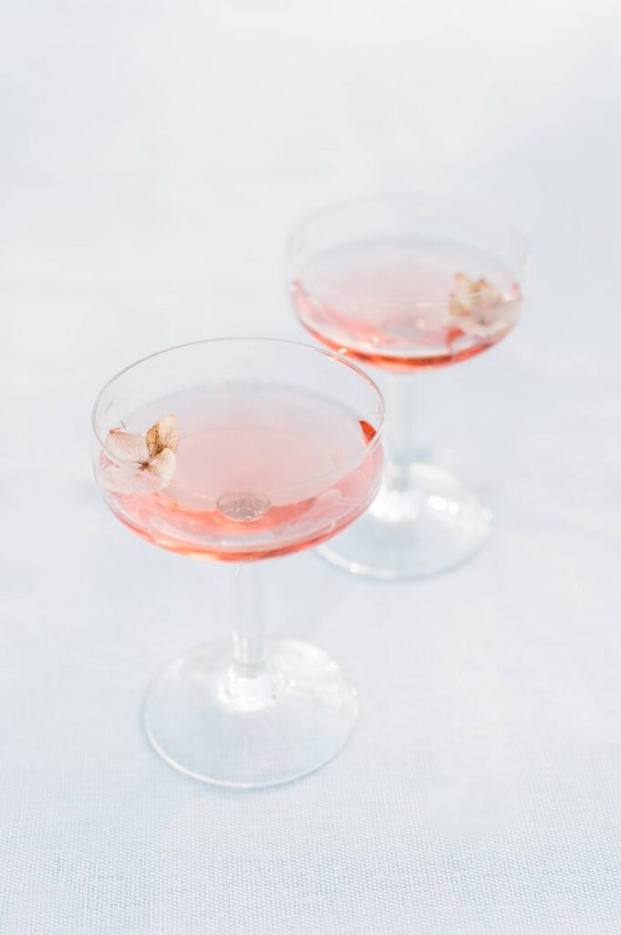 coupes avec un cocktail rose