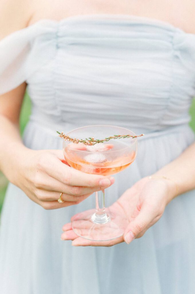 coupe avec un cocktail rose