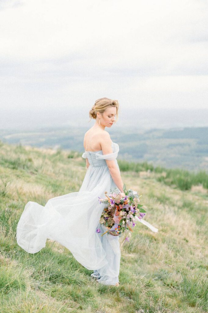 mariée en robe bleue dans la nature