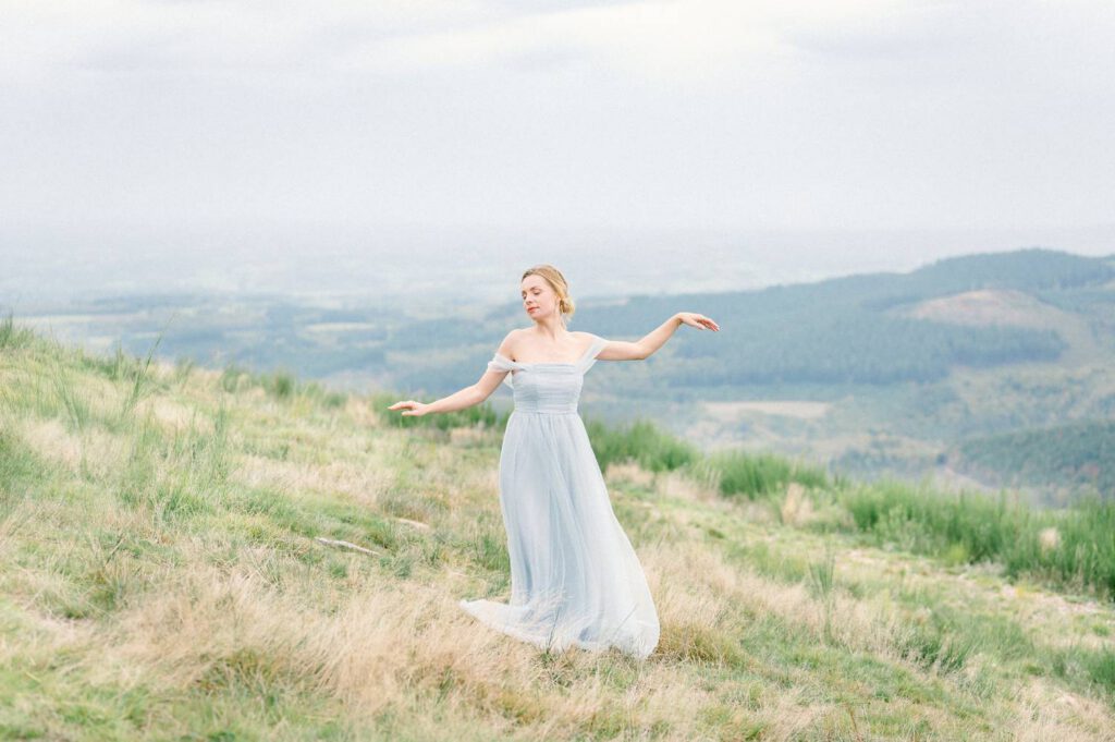 mariée en robe bleue dans la nature