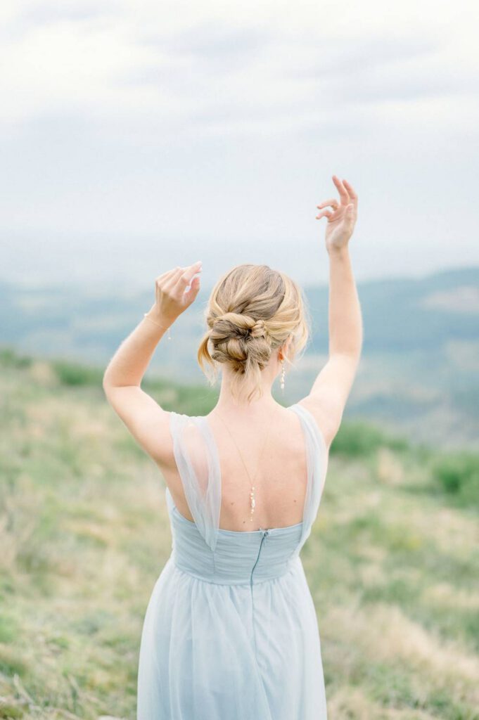 mariée en robe bleue dans la nature