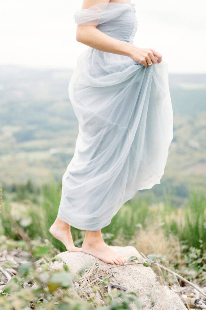 mariée en robe bleue dans la nature