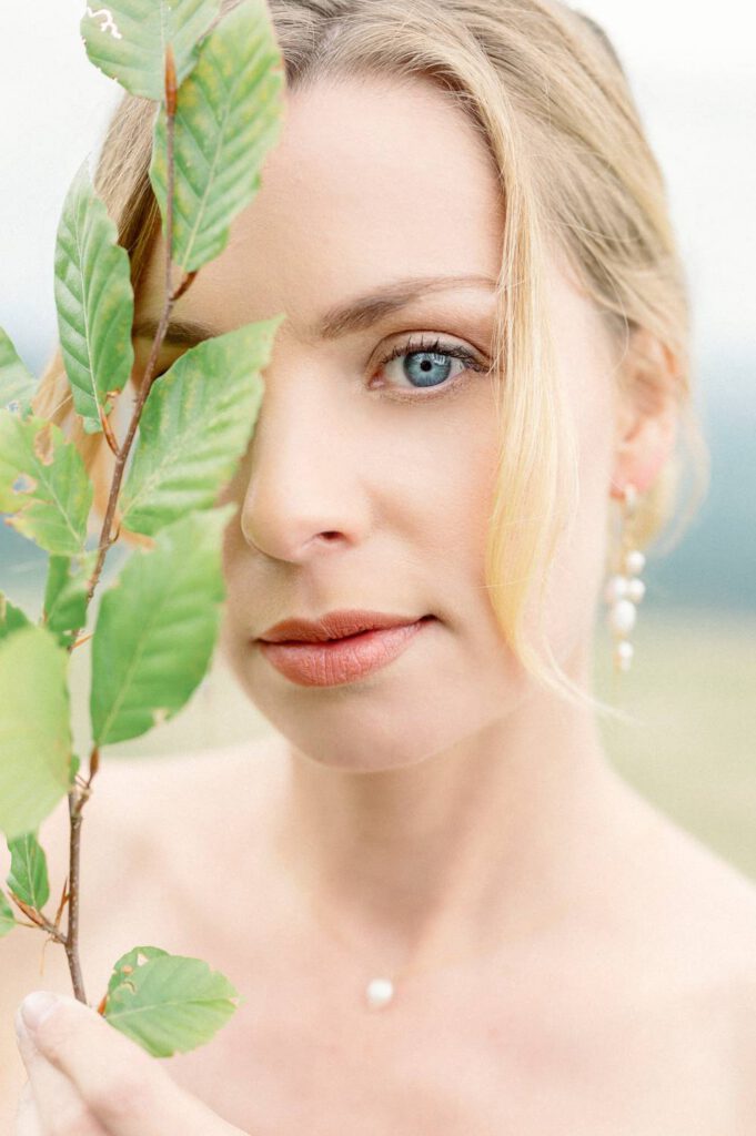 portrait d'une mariée avec une feuille d'arbre