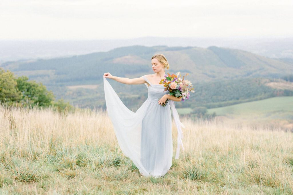 mariée en robe bleue dans la nature