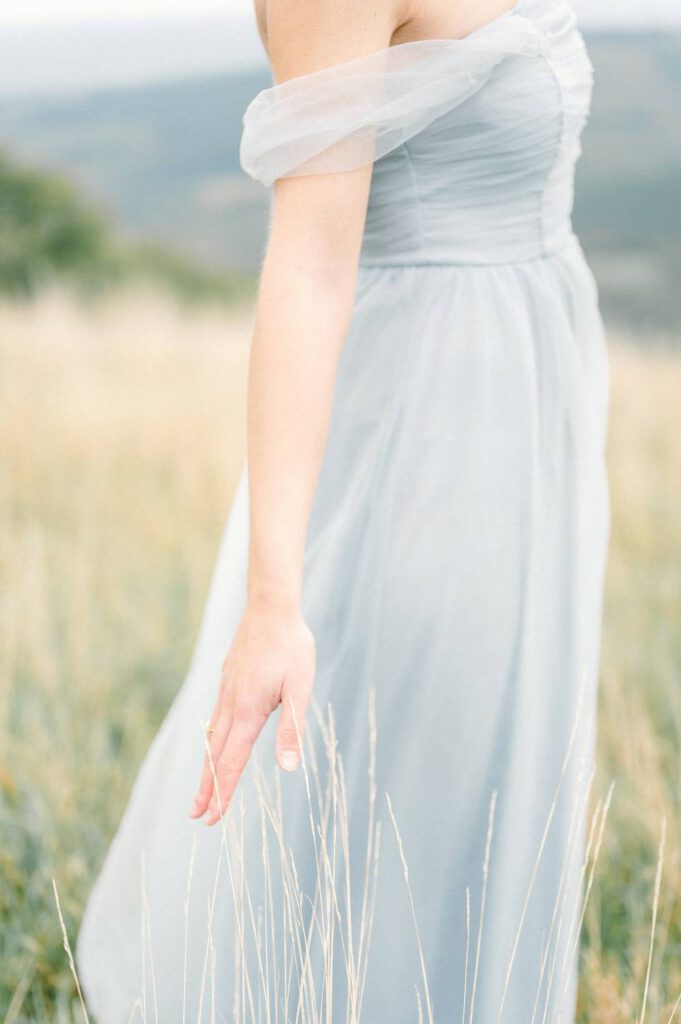 mariée en robe bleue dans la nature