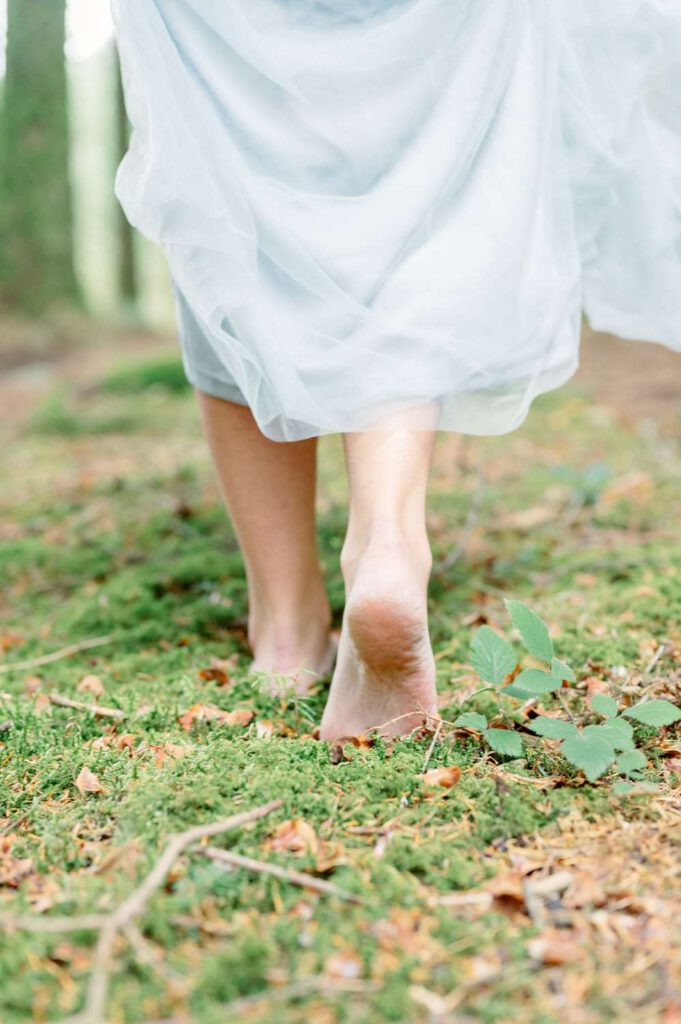 mariée en robe bleue dans la nature