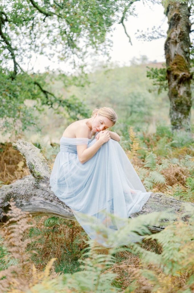 mariée en robe bleue dans la nature