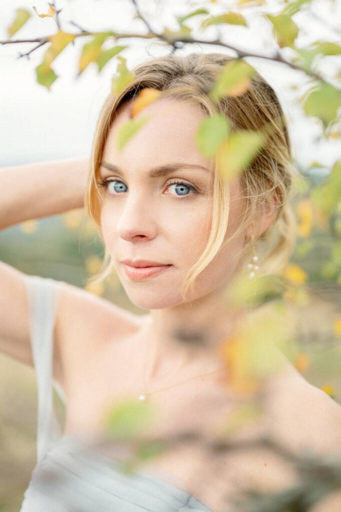 mariée en robe bleue dans la nature