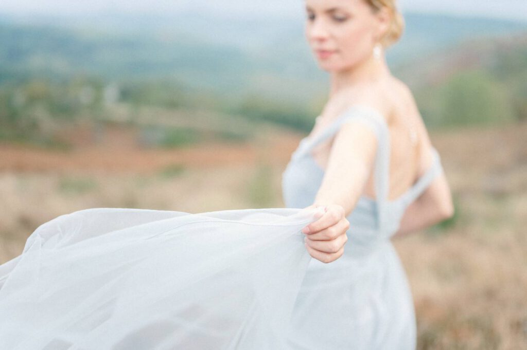 mariée en robe bleue dans la nature
