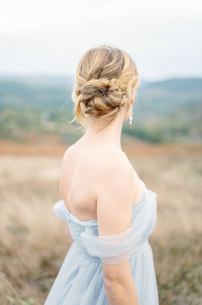 mariée en robe bleue dans la nature