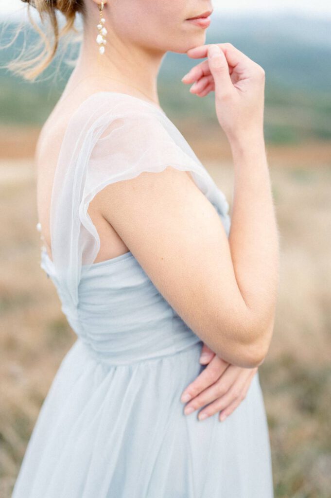 mariée en robe bleue dans la nature