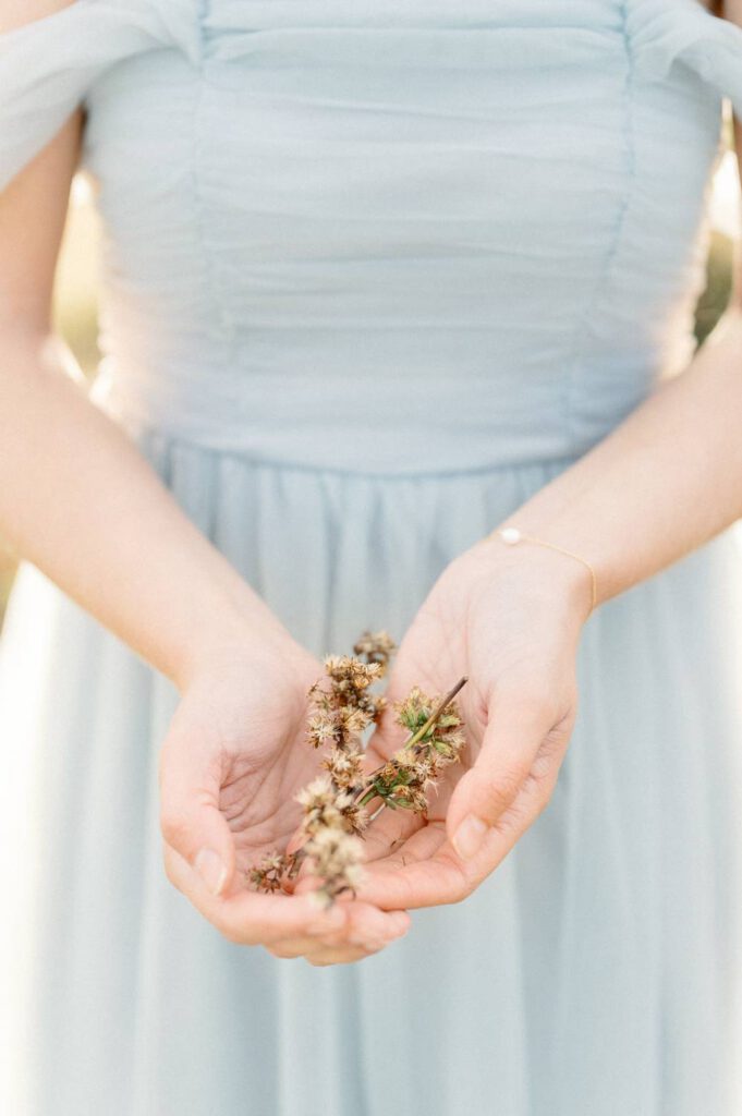 mariée en robe bleue dans la nature