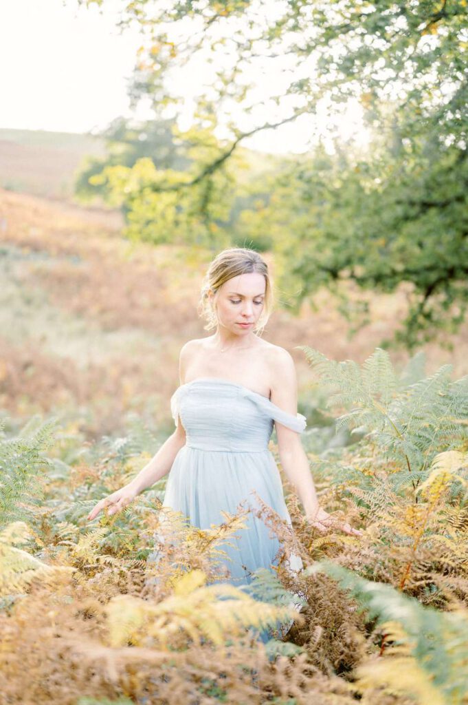 mariée en robe bleue dans la nature