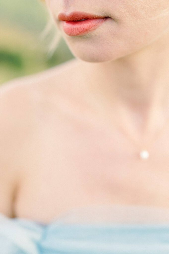 mariée en robe bleue dans la nature