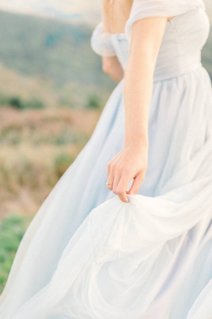 mariée en robe bleue dans la nature