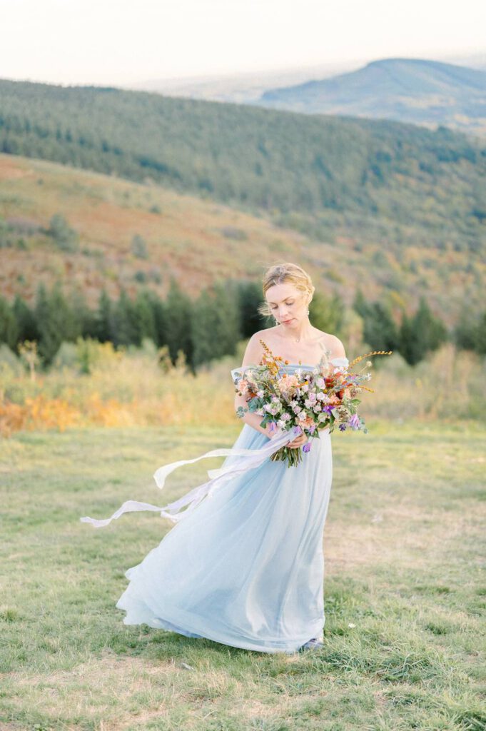 mariée en robe bleue dans les monédières en corrèze