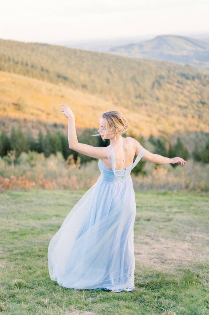 mariée en robe bleue dans les monédières en corrèze