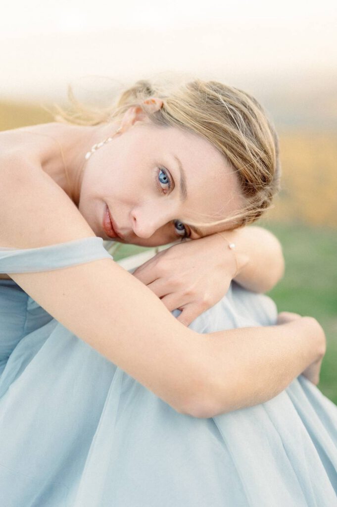 mariée en robe bleue dans la nature