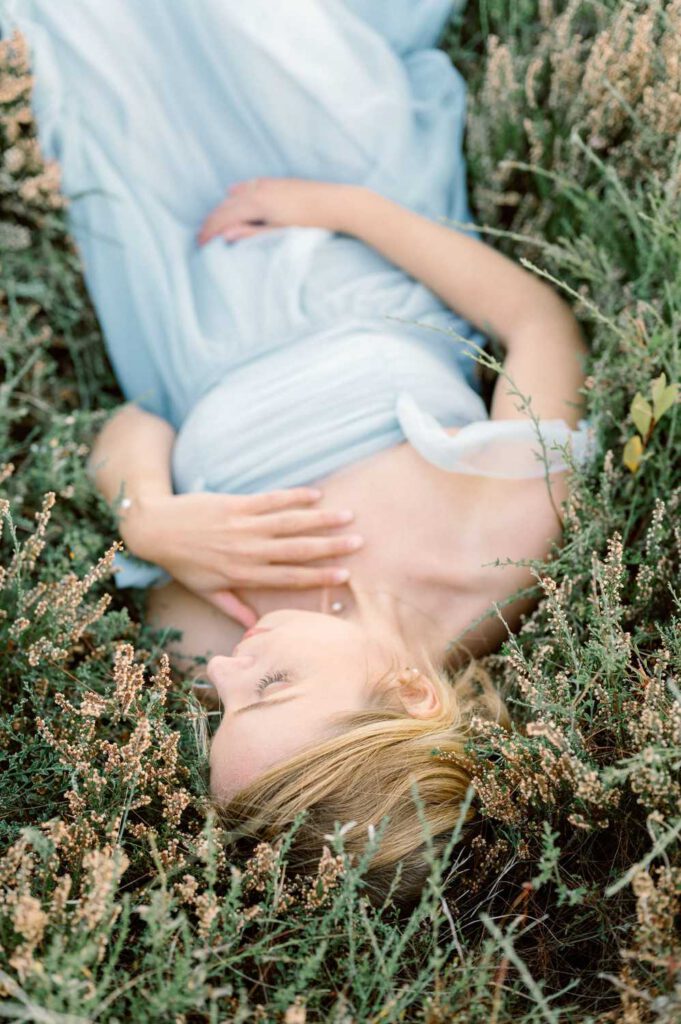 mariée en robe bleue dans la nature